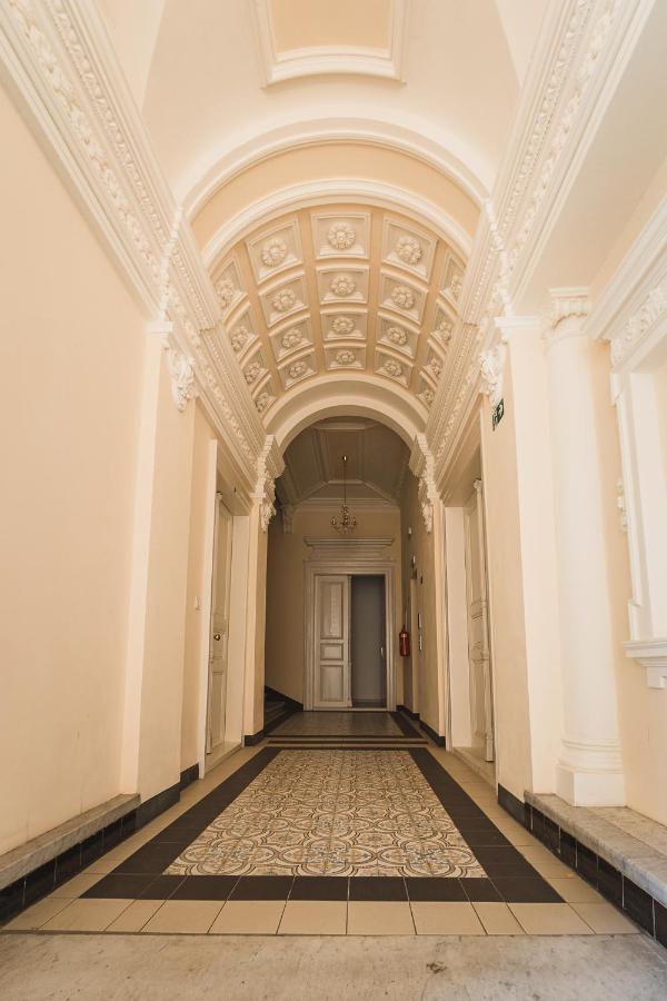 Washington * Prague